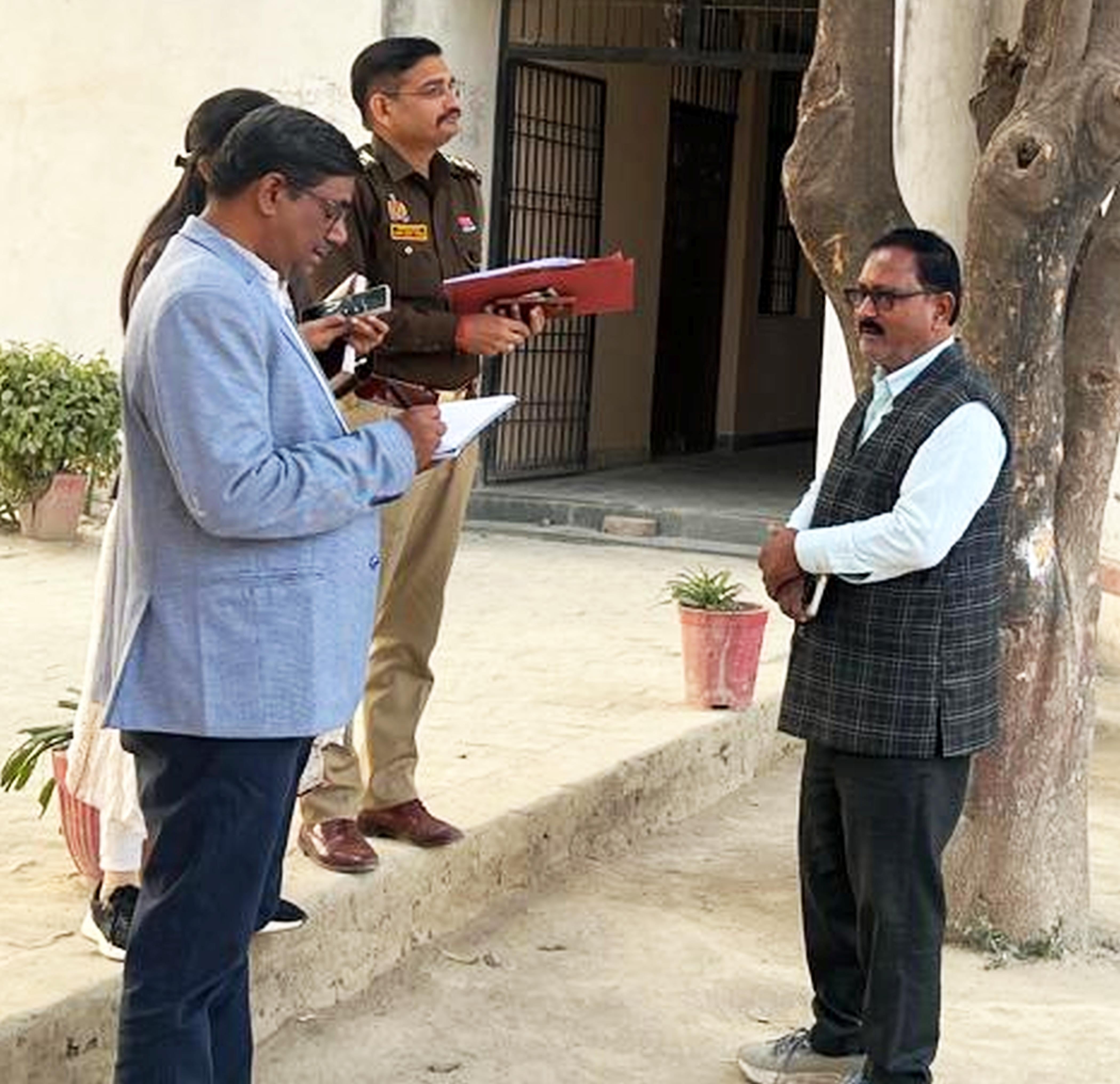 फोटो-17 : खासमऊ स्थित आश्रम पद्धति विद्यालय का गेट। संवाद