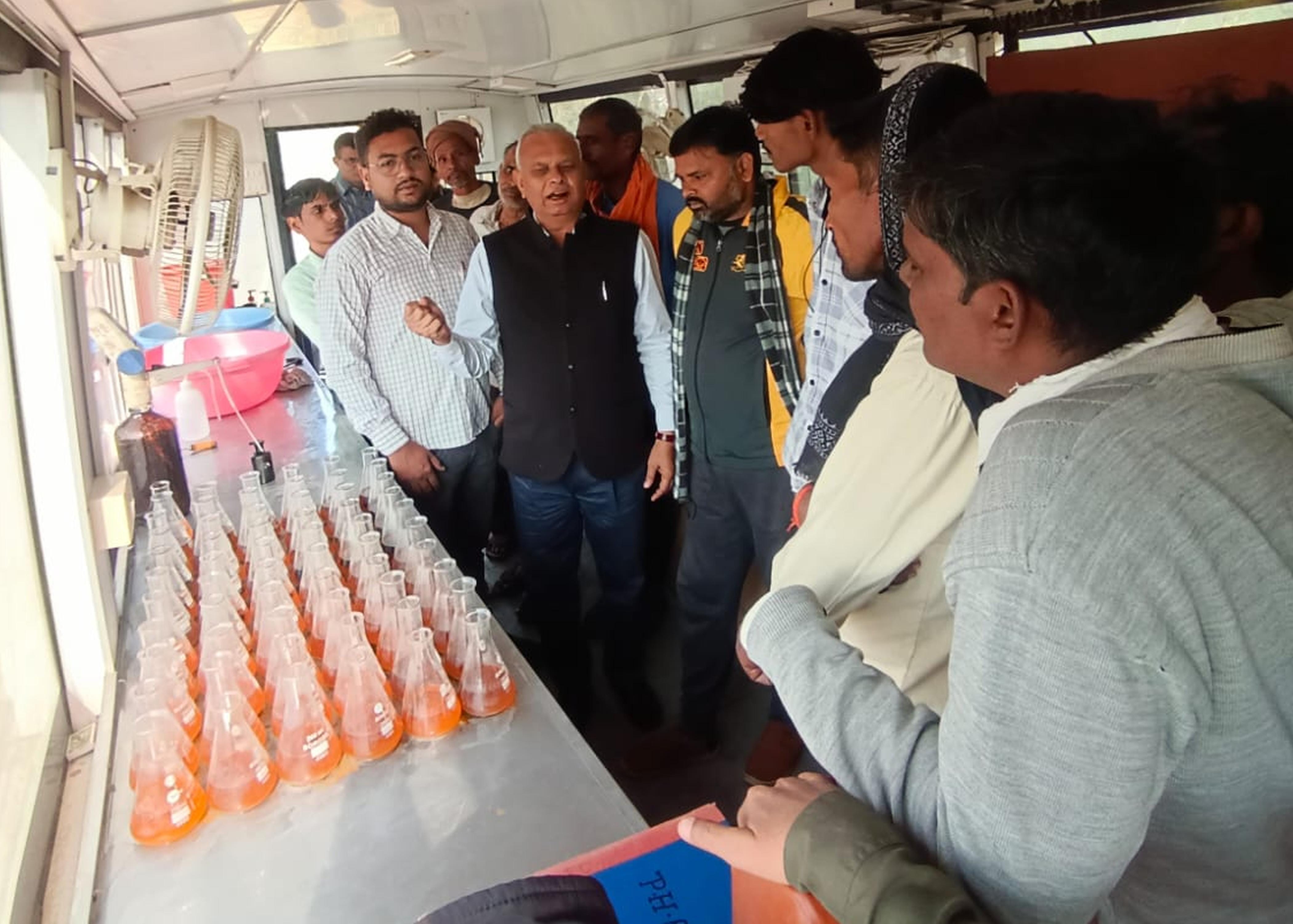 फोटो-25-मिट्टी की जांच कर उसके स्वास्थ्य के बारे में जानकारी देते अधिकारी। संवाद