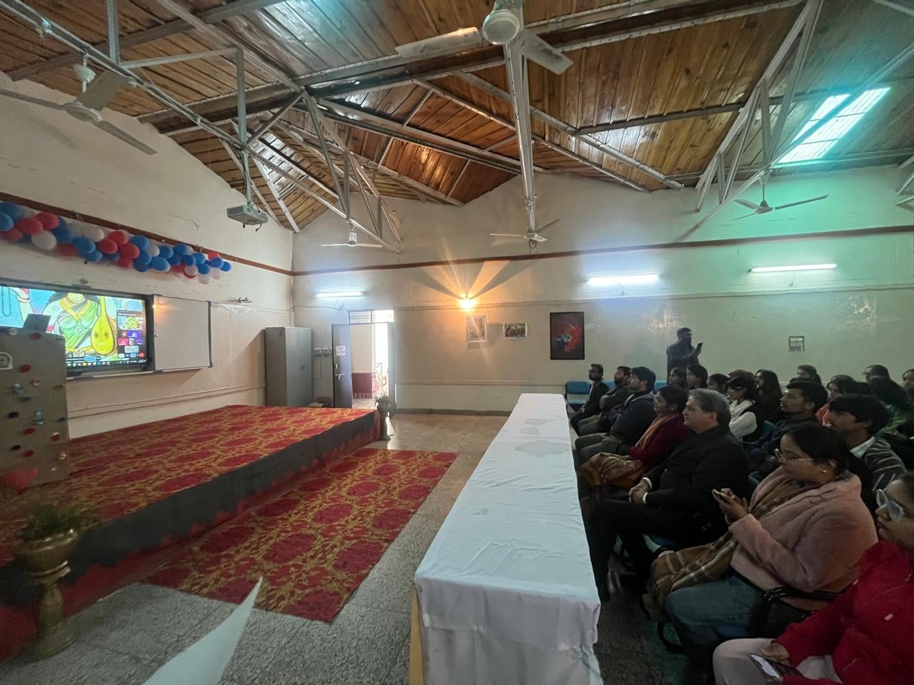 फोटो- 28एएलएम17पी- एसएसजे परिसर में आयोजित सेमिनार में मौजूद प्राध्यापक और विद्यार्थी। स्रोत- 