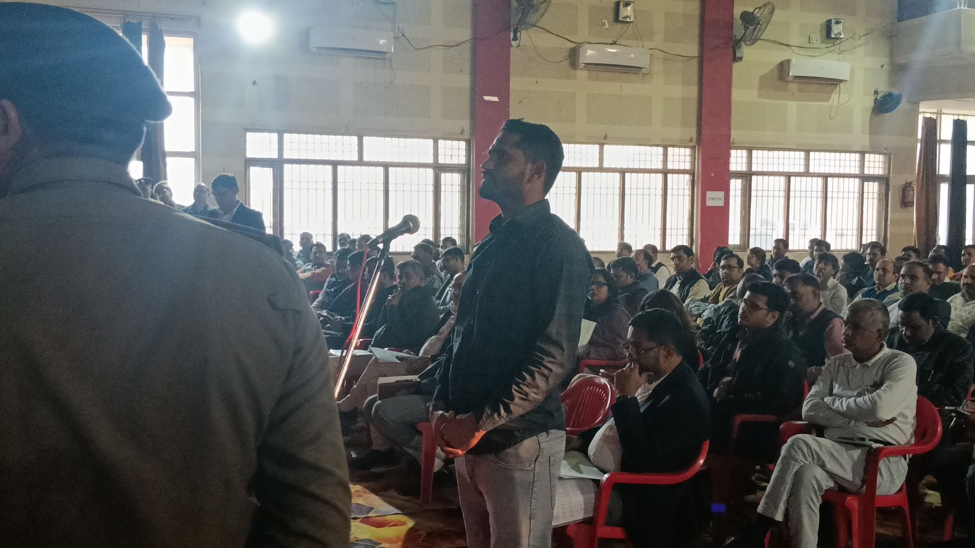 फोटो संख्या:76- राजकीय महाविद्यालय सभागार में आयोजित जनपरिवेदना समिति की बैठक में उपस्थित सहक