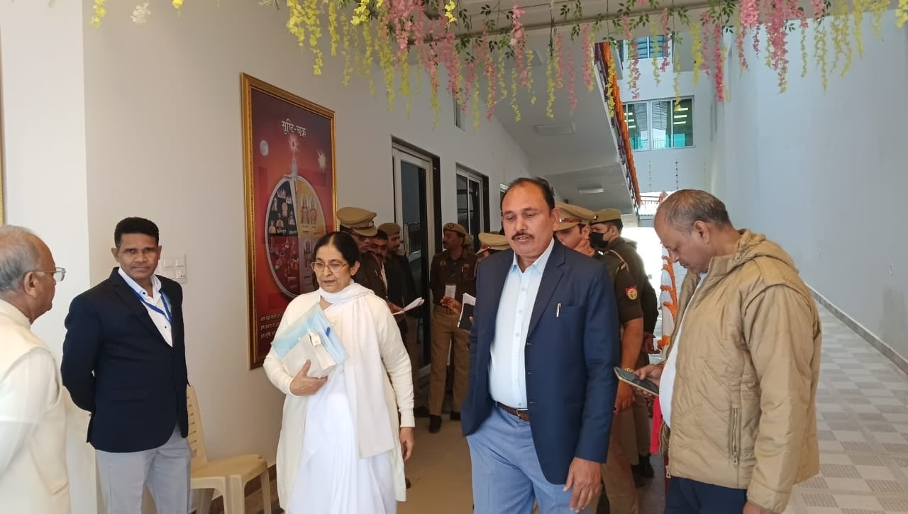 गुलजार उपवन में बृहस्पतिवार को पूरे दिन चलती रहीं राष्ट्रपति के कार्यक्रम के लिए तैयारियां।  