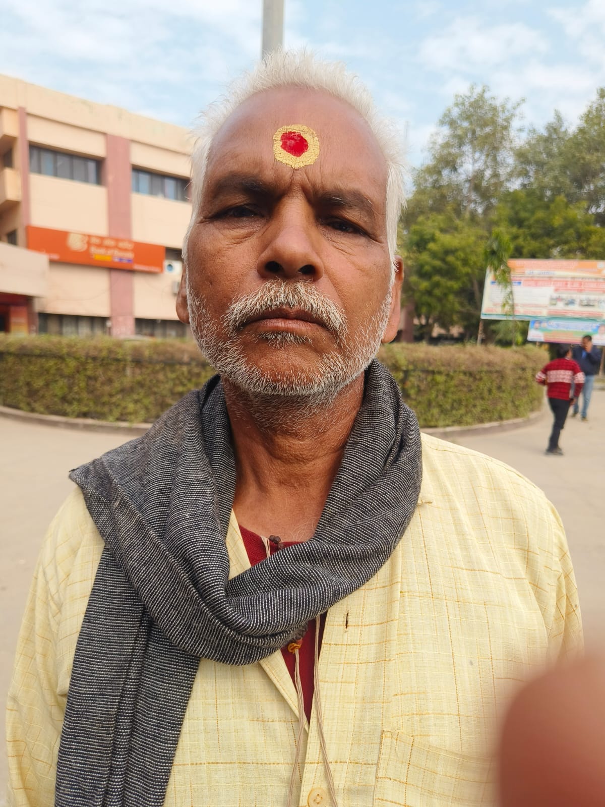 गांव की खुली बैठक में कोटे की दुकान चयन को लेकर प्रस्ताव तैयार करते अधिकारी। फाइल फोटो गांव की खुली बैठक में कोटे की दुकान चयन को लेकर प्रस्ताव तैयार करते अधिकारी। फाइल फोटो