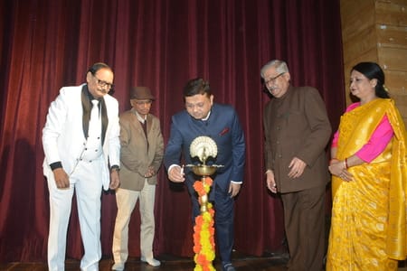 ''घर का न घाट का'' के मंचन ने गुदगुदाया ''घर का न घाट का'' के मंचन ने गुदगुदाया