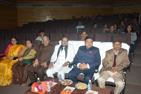 ''घर का न घाट का'' के मंचन ने गुदगुदाया ''घर का न घाट का'' के मंचन ने गुदगुदाया