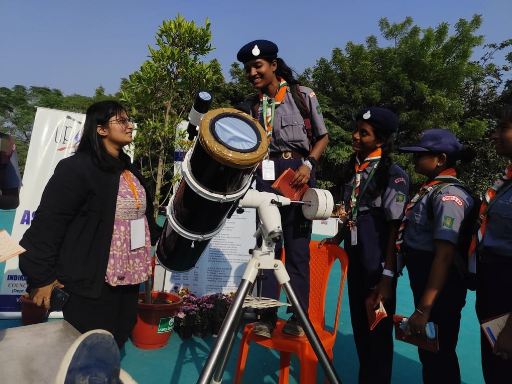 इंदिरा गांधी नक्षत्रशाला की ओर से जंबूरी स्थल पर लगाए गए दो आधुनिक सोलर टेलीस्कोप और सौर चश्मों