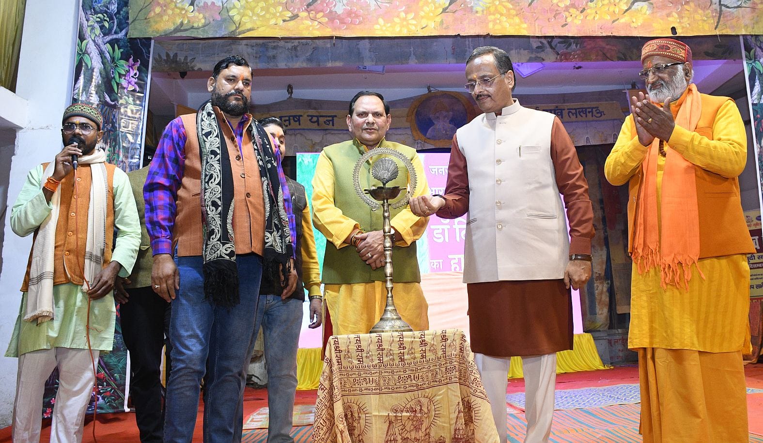 इंदिरानगर के अमराई गांव में बृहस्पतिवार को 110वें धनुष यज्ञ महोत्सव का शुभारंभ हुआ।