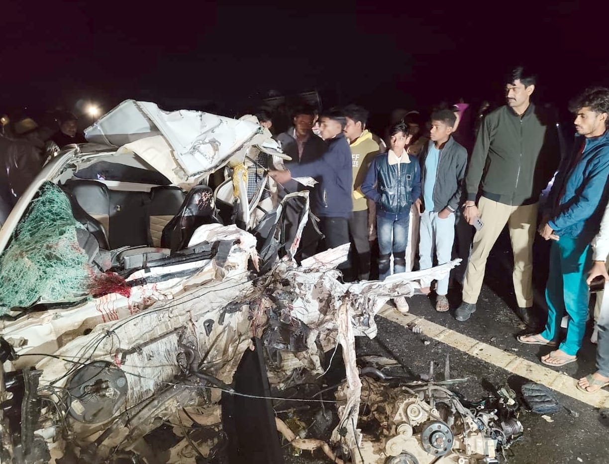 जिला अस्पताल में बिलखतीं महिलाएं। संवाद जिला अस्पताल में बिलखतीं महिलाएं। संवाद