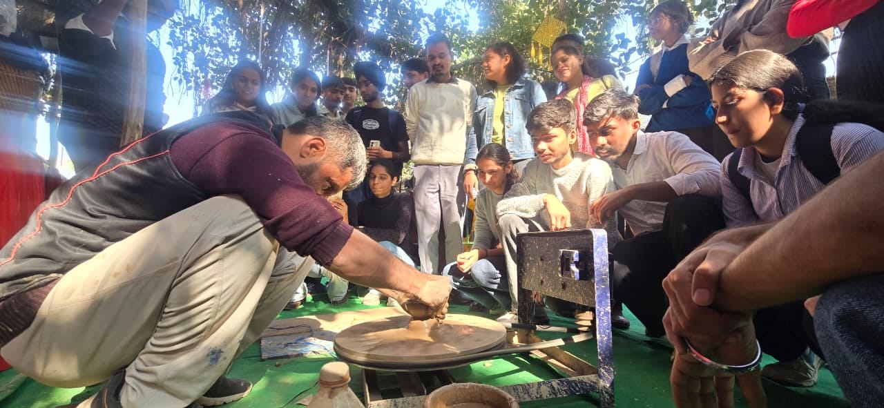 कुरुक्षेत्र। अंतरराष्ट्रीय गीता महोत्सव में अपनी कला दिखाते मनजीत सिंह। विज्ञप्ति कुरुक्षेत्र। अंतरराष्ट्रीय गीता महोत्सव में अपनी कला दिखाते मनजीत सिंह। विज्ञप्ति