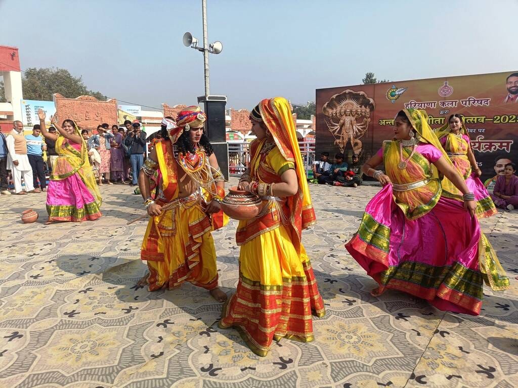 कुरुक्षेत्र। अंतरराष्ट्रीय गीता महोत्सव में सांस्कृतिक प्रस्तुति देते कलाकार। आयोजक