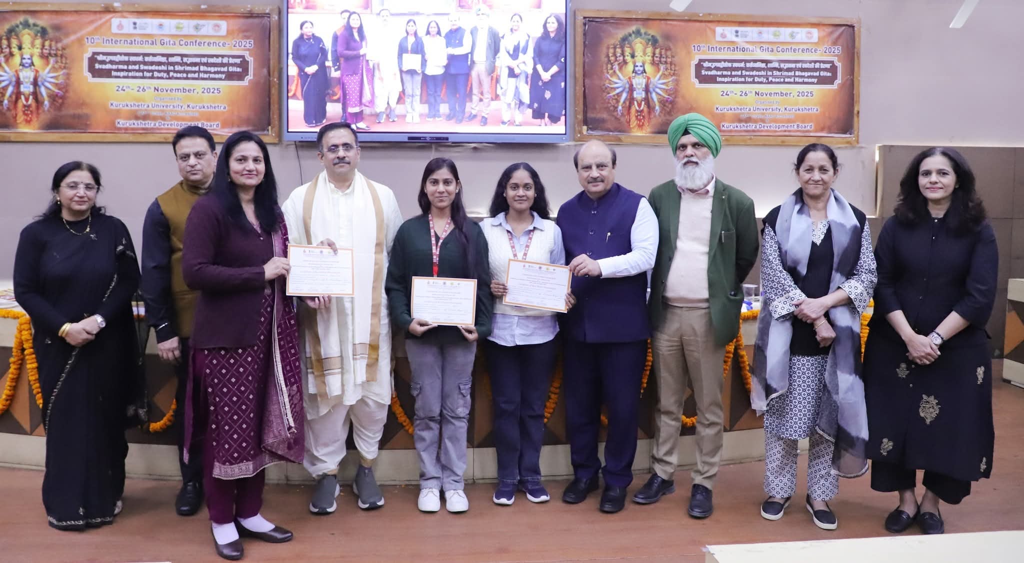 कुरुक्षेत्र। बेस्ट पेपर अवार्ड से शोधार्थियों को सम्मानित करने के दौरान प्रोत्साहित करते कुलप