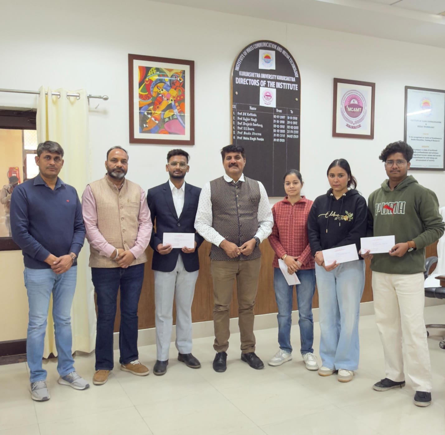 कुरुक्षेत्र। फोटोग्राफी प्रतियोगिता के विजेताओं को प्रोत्साहित करते निदेशक महासिंह पूनिया सहित कुरुक्षेत्र। फोटोग्राफी प्रतियोगिता के विजेताओं को प्रोत्साहित करते निदेशक महासिंह पूनिया सहित