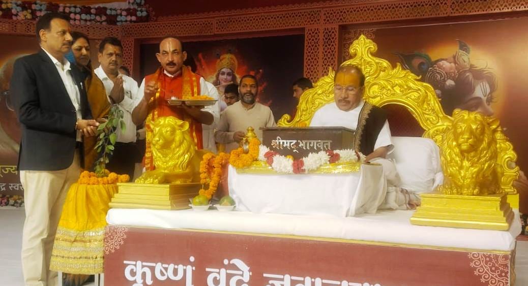 कुरुक्षेत्र। कथा में प्रवचन देते कथावाचक कृष्ण चंद्र शास्त्री ठाकुर। विज्ञप्ति