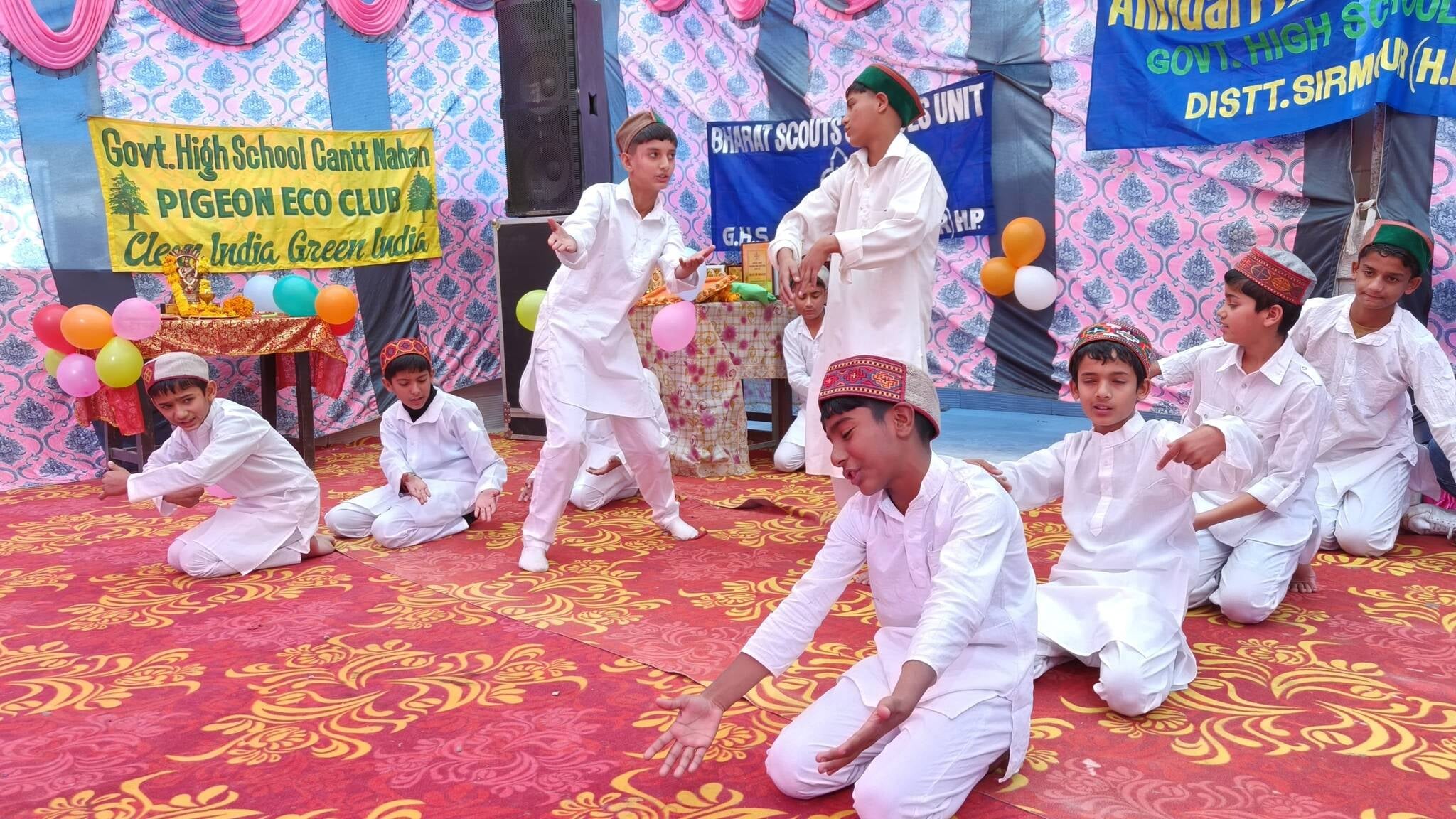 कैंट स्कूल नाहन के वार्षिक समारोह मेें उपायुक्त को सम्मानित करते अधिकारी व स्कूल प्रबंधन। संवाद