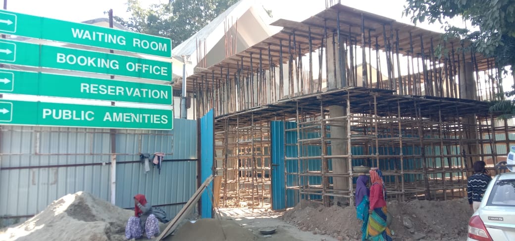 कोटद्वार रेलवे स्टेशन के बुकिंग कार्यालय के जर्जर भवन में टिकट लेते यात्री। संवाद