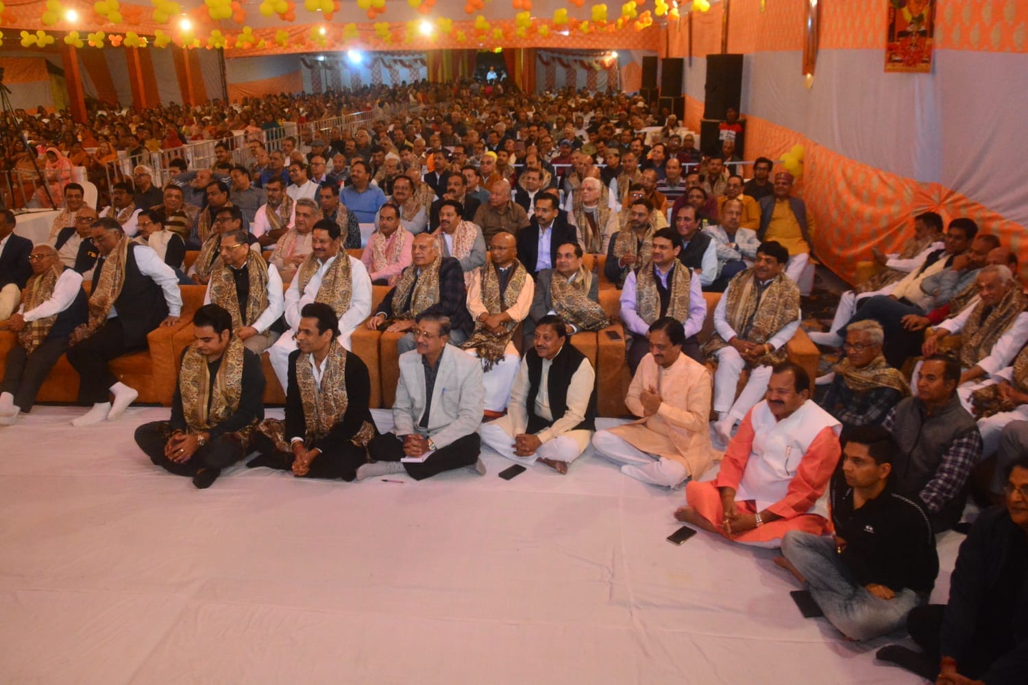 कथा सुनने के लिए पहुंचे मुजफ्फरनगर के पूर्व जिलाधिकारी रहे कौशल राज शर्मा स्रोत आयोजक