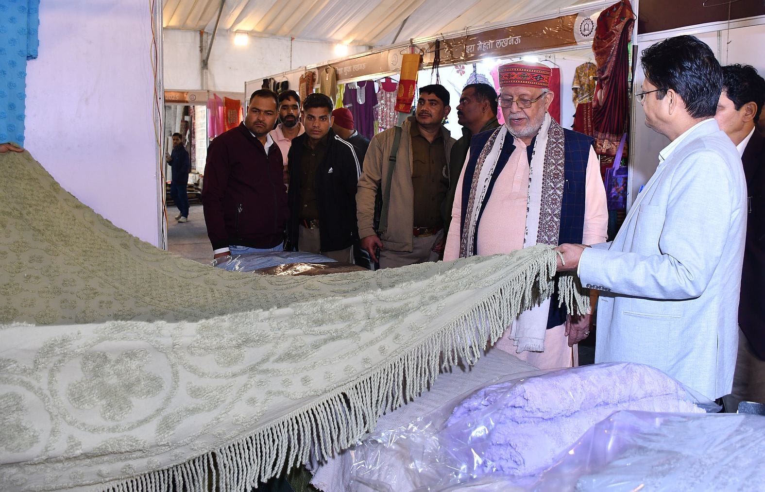 केंद्रीय संस्कृत विश्वविद्यालय परिसर में चल रही दस दिवसीय खादी प्रदर्शनी में बृहस्पतिवार को काव