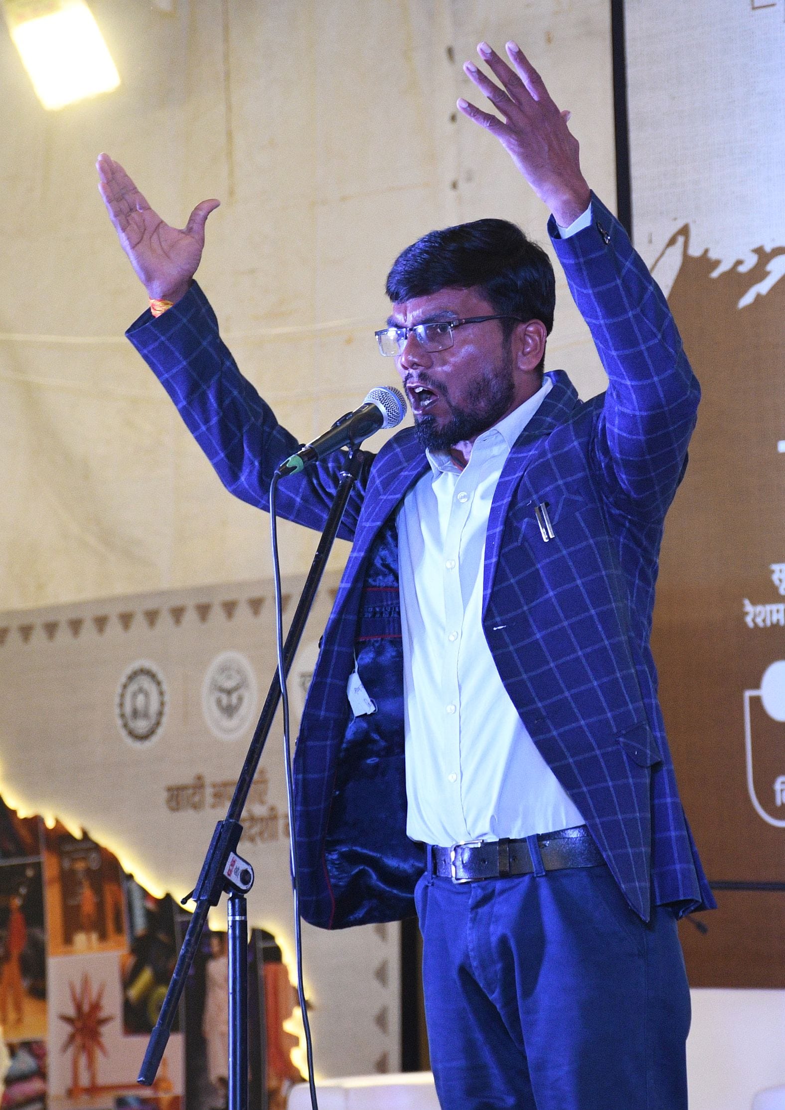 केंद्रीय संस्कृत विश्वविद्यालय परिसर में चल रही दस दिवसीय खादी प्रदर्शनी में बृहस्पतिवार को काव