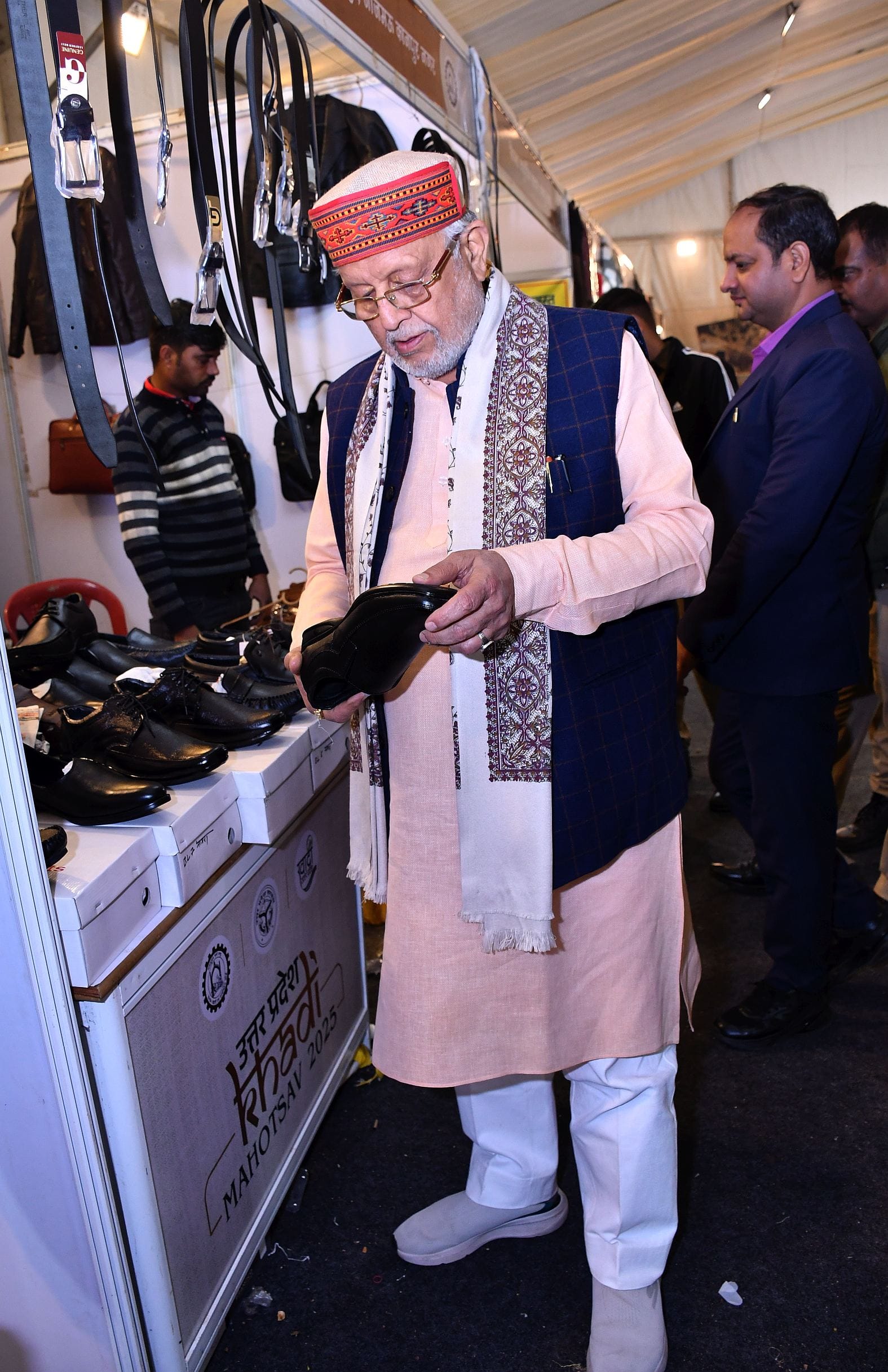 केंद्रीय संस्कृत विश्वविद्यालय परिसर में चल रही दस दिवसीय खादी प्रदर्शनी में बृहस्पतिवार को काव