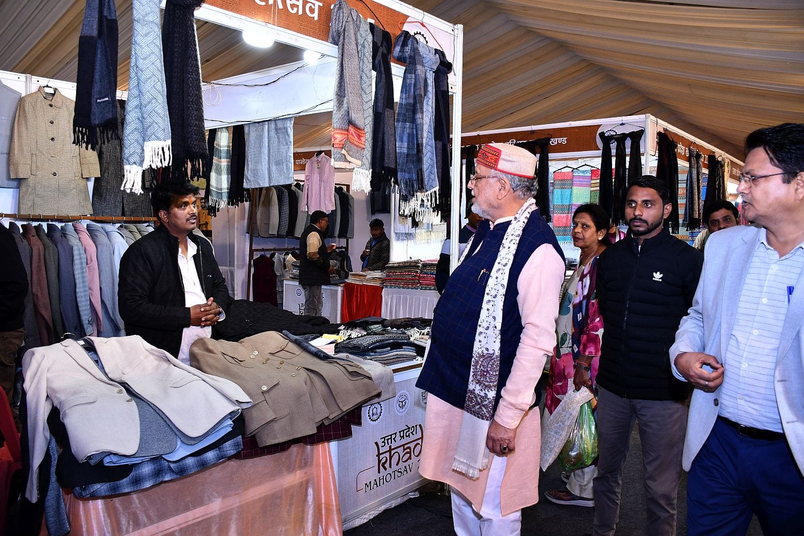 केंद्रीय संस्कृत विश्वविद्यालय परिसर में चल रही दस दिवसीय खादी प्रदर्शनी में बृहस्पतिवार को काव