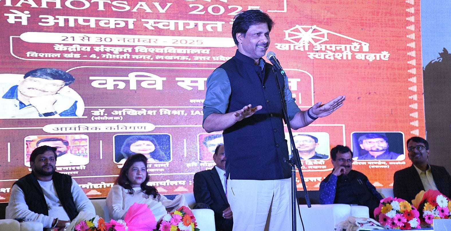 केंद्रीय संस्कृत विश्वविद्यालय परिसर में चल रही दस दिवसीय खादी प्रदर्शनी में बृहस्पतिवार को काव