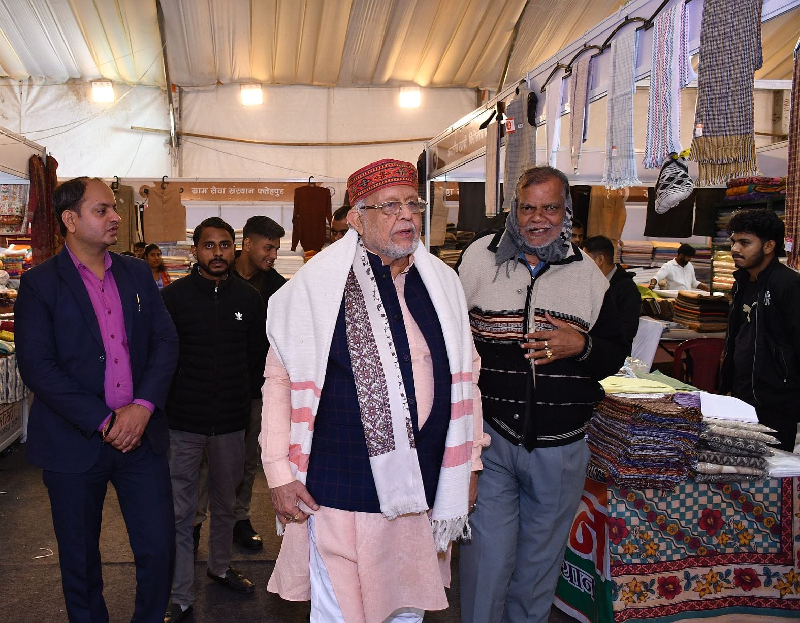 केंद्रीय संस्कृत विश्वविद्यालय परिसर में चल रही दस दिवसीय खादी प्रदर्शनी में बृहस्पतिवार को काव