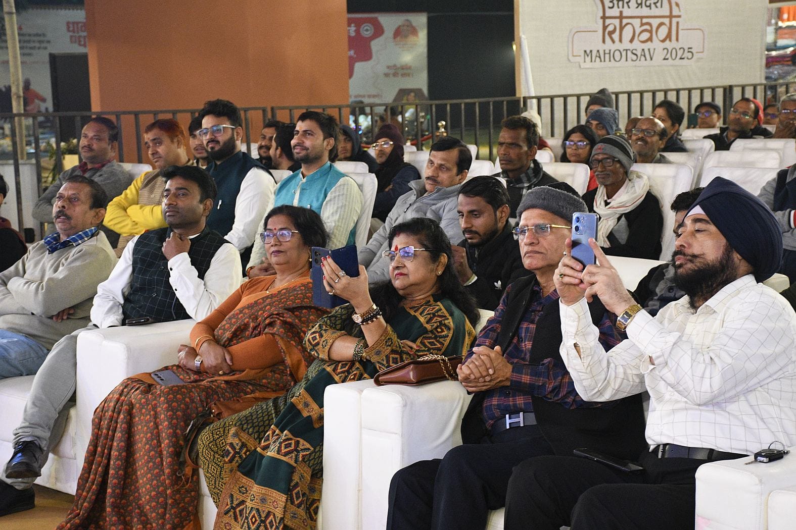 केंद्रीय संस्कृत विश्वविद्यालय परिसर में चल रही दस दिवसीय खादी प्रदर्शनी में बृहस्पतिवार को काव
