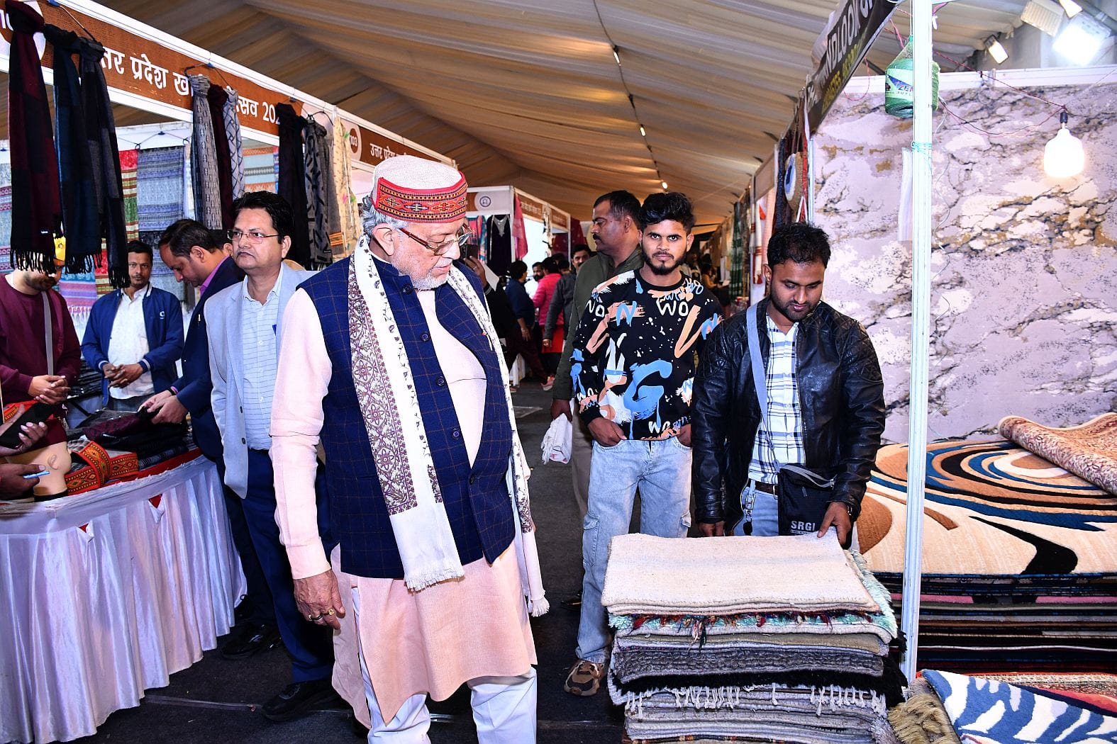 केंद्रीय संस्कृत विश्वविद्यालय परिसर में चल रही दस दिवसीय खादी प्रदर्शनी में बृहस्पतिवार को काव