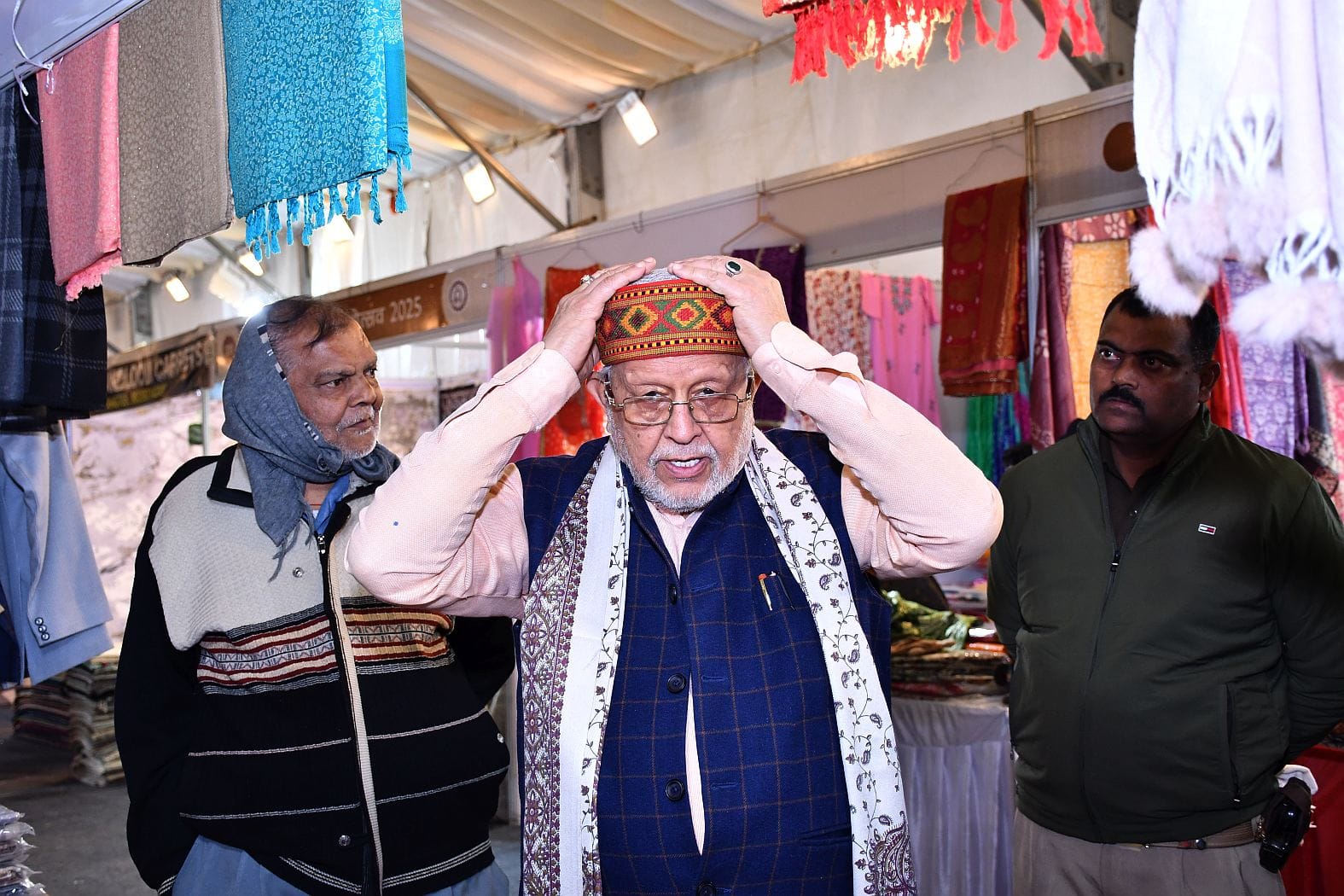 केंद्रीय संस्कृत विश्वविद्यालय परिसर में चल रही दस दिवसीय खादी प्रदर्शनी में बृहस्पतिवार को काव
