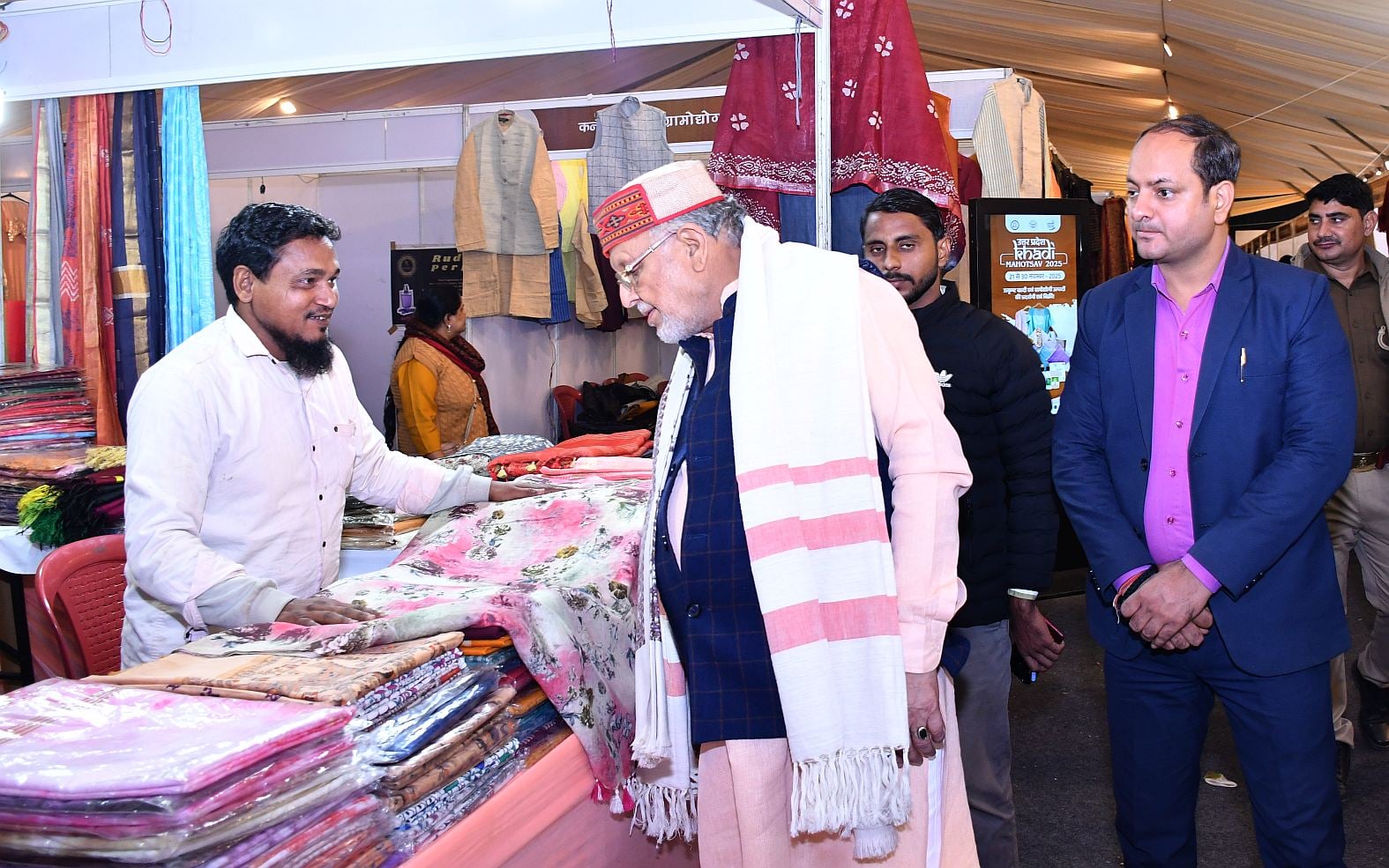 केंद्रीय संस्कृत विश्वविद्यालय परिसर में चल रही दस दिवसीय खादी प्रदर्शनी में बृहस्पतिवार को काव