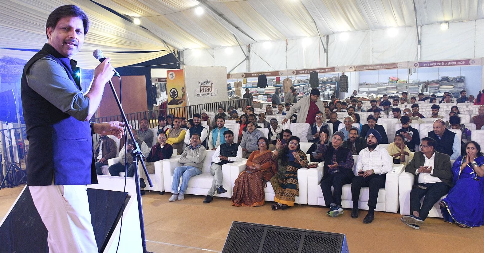 केंद्रीय संस्कृत विश्वविद्यालय परिसर में चल रही दस दिवसीय खादी प्रदर्शनी में बृहस्पतिवार को काव