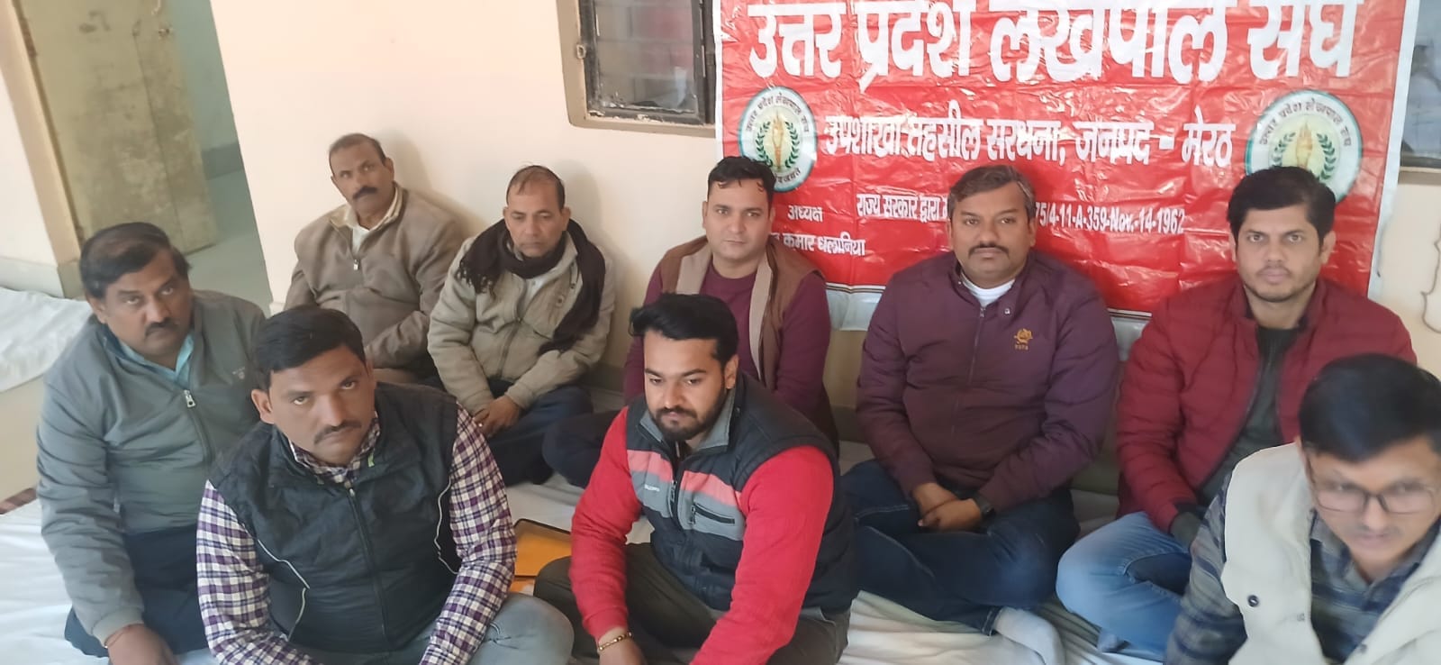 लेखपाल तहसील में धरना देते हुए। (मवाना) लेखपाल तहसील में धरना देते हुए। (मवाना)