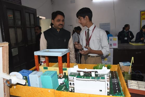 मंडलीय विज्ञान प्रदर्शनी में बाल वैज्ञानिकों ने सोलर पैनल आधारित नवाचार मॉडल्स पेश कर सभी का ध्