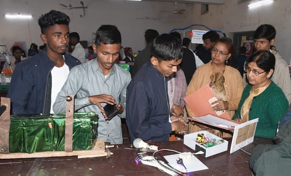 मंडलीय विज्ञान प्रदर्शनी में बाल वैज्ञानिकों ने सोलर पैनल आधारित नवाचार मॉडल्स पेश कर सभी का ध्
