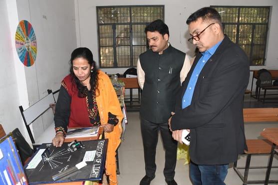 मंडलीय विज्ञान प्रदर्शनी में बाल वैज्ञानिकों ने सोलर पैनल आधारित नवाचार मॉडल्स पेश कर सभी का ध्