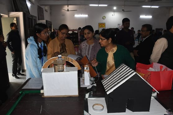 मंडलीय विज्ञान प्रदर्शनी में बाल वैज्ञानिकों ने सोलर पैनल आधारित नवाचार मॉडल्स पेश कर सभी का ध्
