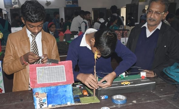 मंडलीय विज्ञान प्रदर्शनी में बाल वैज्ञानिकों ने सोलर पैनल आधारित नवाचार मॉडल्स पेश कर सभी का ध्