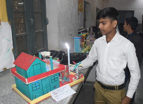मंडलीय विज्ञान प्रदर्शनी में बाल वैज्ञानिकों ने सोलर पैनल आधारित नवाचार मॉडल्स पेश कर सभी का ध्