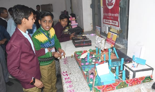 मंडलीय विज्ञान प्रदर्शनी में बाल वैज्ञानिकों ने सोलर पैनल आधारित नवाचार मॉडल्स पेश कर सभी का ध्