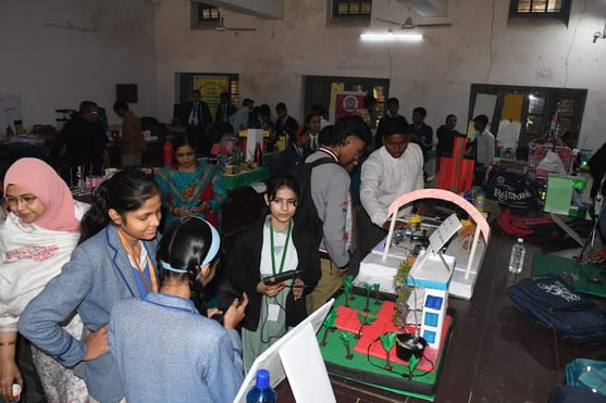 मंडलीय विज्ञान प्रदर्शनी में बाल वैज्ञानिकों ने सोलर पैनल आधारित नवाचार मॉडल्स पेश कर सभी का ध्