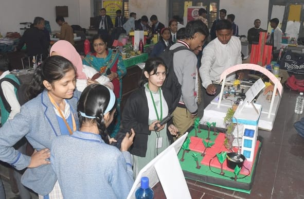मंडलीय विज्ञान प्रदर्शनी में बाल वैज्ञानिकों ने सोलर पैनल आधारित नवाचार मॉडल्स पेश कर सभी का ध्