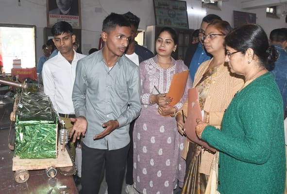 मंडलीय विज्ञान प्रदर्शनी में बाल वैज्ञानिकों ने सोलर पैनल आधारित नवाचार मॉडल्स पेश कर सभी का ध्