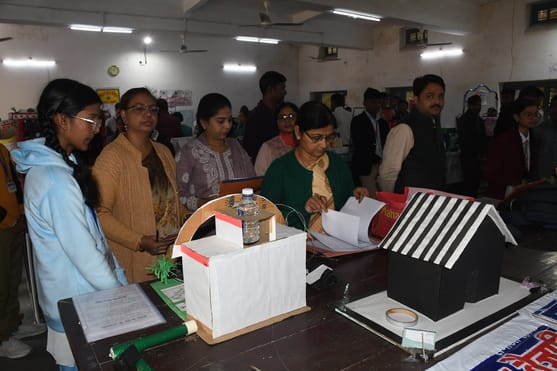 मंडलीय विज्ञान प्रदर्शनी में बाल वैज्ञानिकों ने सोलर पैनल आधारित नवाचार मॉडल्स पेश कर सभी का ध्