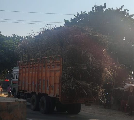 मैगलगंज बाइपास पर बिना रिफ्लेक्टर लगा खड़ा ट्रक। संवाद