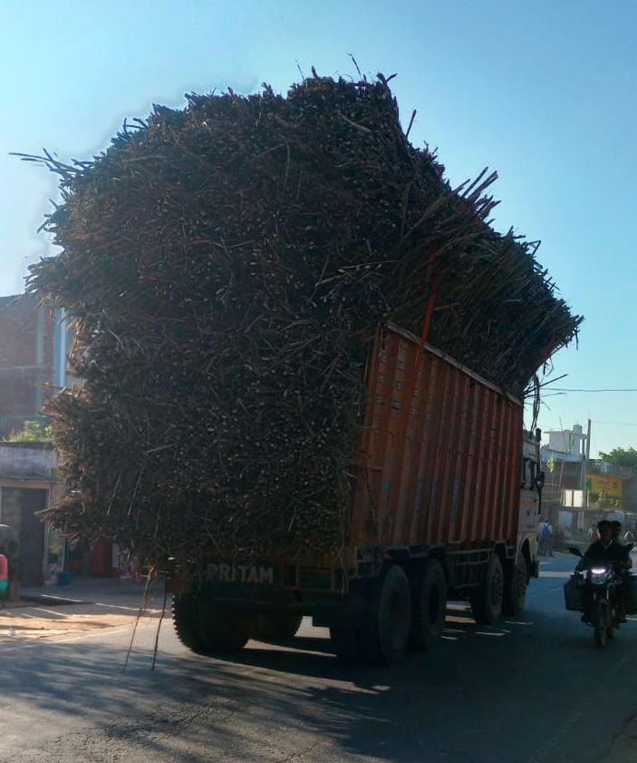 मैगलगंज बाइपास पर बिना रिफ्लेक्टर लगा खड़ा ट्रक। संवाद