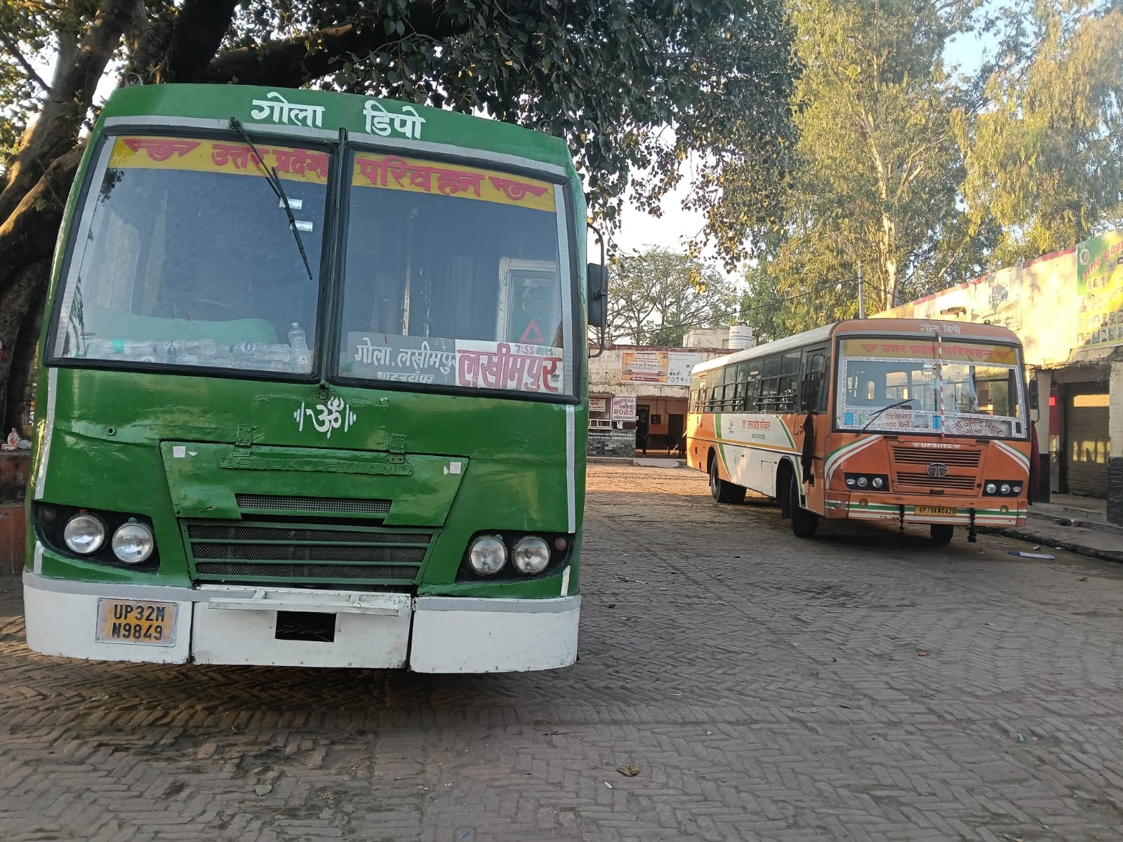 मैगलगंज बाइपास पर बिना रिफ्लेक्टर लगा खड़ा ट्रक। संवाद