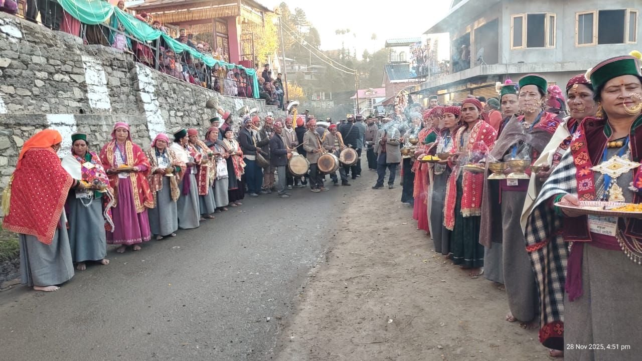 मझगांव मंदिर की प्रतिष्ठा में पहुचं देवता का स्वागत करते श्रद्धालु। संवाद मझगांव मंदिर की प्रतिष्ठा में पहुचं देवता का स्वागत करते श्रद्धालु। संवाद