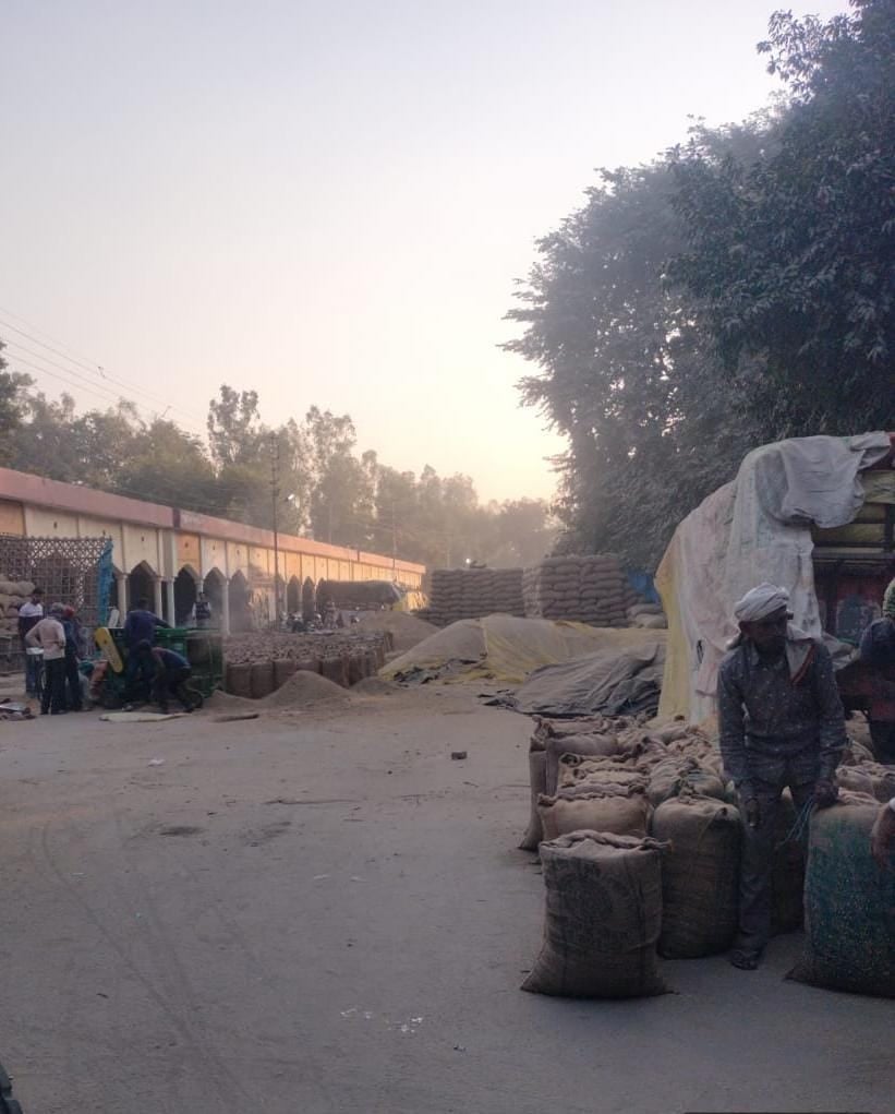 निगोही सीएचसी में भर्ती किसान प्रवेश सिंह। संवाद निगोही सीएचसी में भर्ती किसान प्रवेश सिंह। संवाद