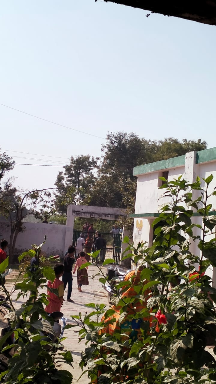 सलेमपुर अचाका गांव में बीएलओ से बहस करतीं महिलाएं। सलेमपुर अचाका गांव में बीएलओ से बहस करतीं महिलाएं।