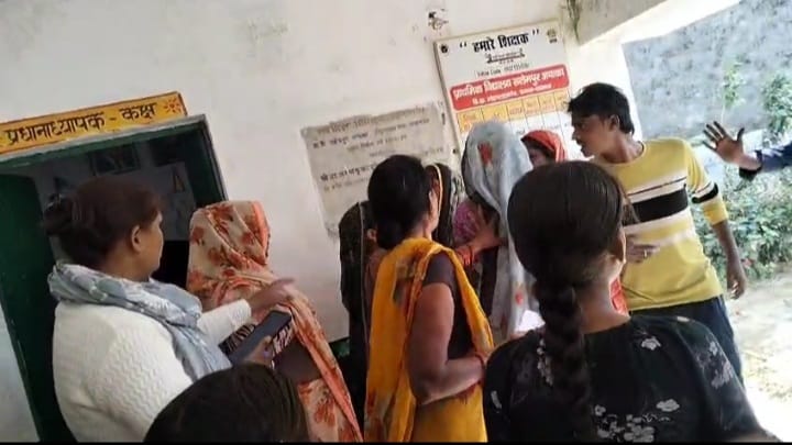 सलेमपुर अचाका गांव में बीएलओ से बहस करतीं महिलाएं। सलेमपुर अचाका गांव में बीएलओ से बहस करतीं महिलाएं।