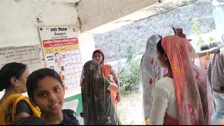 सलेमपुर अचाका गांव में बीएलओ से बहस करतीं महिलाएं। सलेमपुर अचाका गांव में बीएलओ से बहस करतीं महिलाएं।